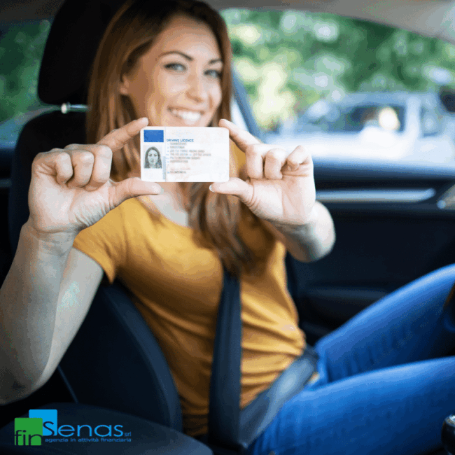 Mano che compila un modulo fiscale con calcolatrice accanto, simbolo di dichiarazione dei redditi.