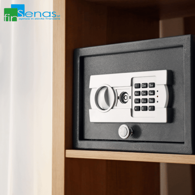 Una cassaforte con codice elettronico, simbolo della sicurezza e protezione di risparmi e beni. Rappresenta l’idea di tenere denaro in casa per precauzione