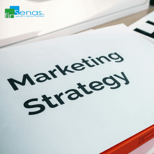 Mani che inseriscono una moneta in un barattolo pieno di risparmi, simbolo del fondo pensione.