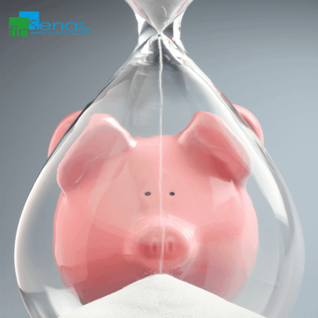 Salvadanaio rosa all'interno di una clessidra con sabbia che scorre, simbolo del tempo che passa per la pensione.