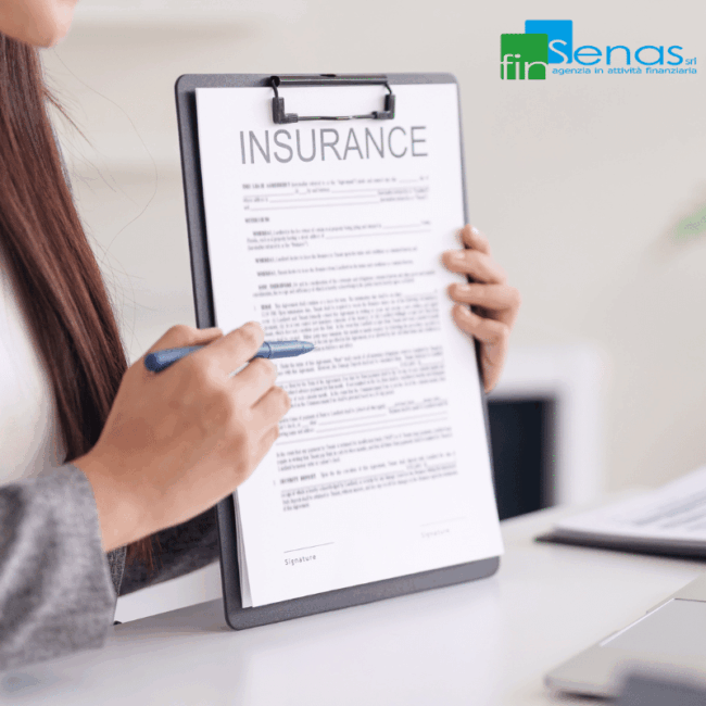 Polizza catastrofale obbligatoria per le imprese guida completa Donna tiene in mano un contratto assicurativo con la scritta 'INSURANCE' in evidenza su una cartellina con clip