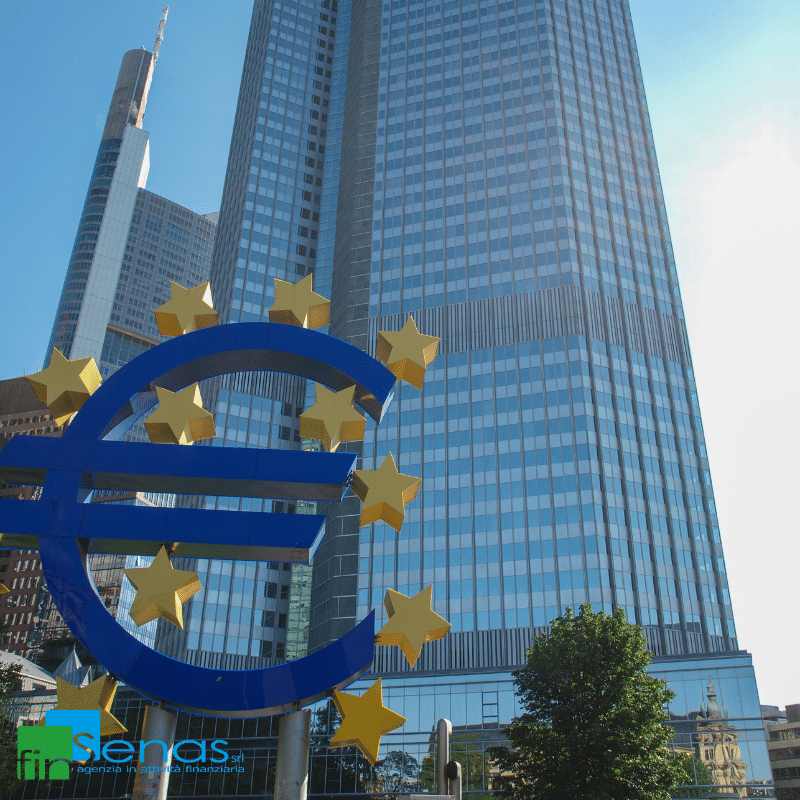 I tassi della BCE scendono o restano stabili Cosa cambia per mutui, prestiti e imprese nel 2026 Simbolo dell’euro davanti a grattacieli, riferimento alle decisioni della BCE sui tassi di interesse nel 2026.