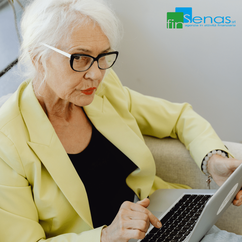 Pensioni marzo 2026 perché l’importo aumenta E chi riceve anche gli arretrati Donna anziana utilizza un computer portatile, simbolo della verifica dell’importo della pensione e degli eventuali arretrati.