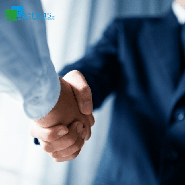 Stretta di mano tra due persone in ambito professionale, simbolo di accordo per un investimento senza utilizzo immediato di liquidità.