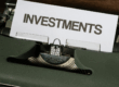 Un foglio con la scritta "INVESTMENTS" è inserito in una macchina da scrivere. L'immagine evoca il tema degli investimenti aziendali, con un riferimento al passato e al presente.