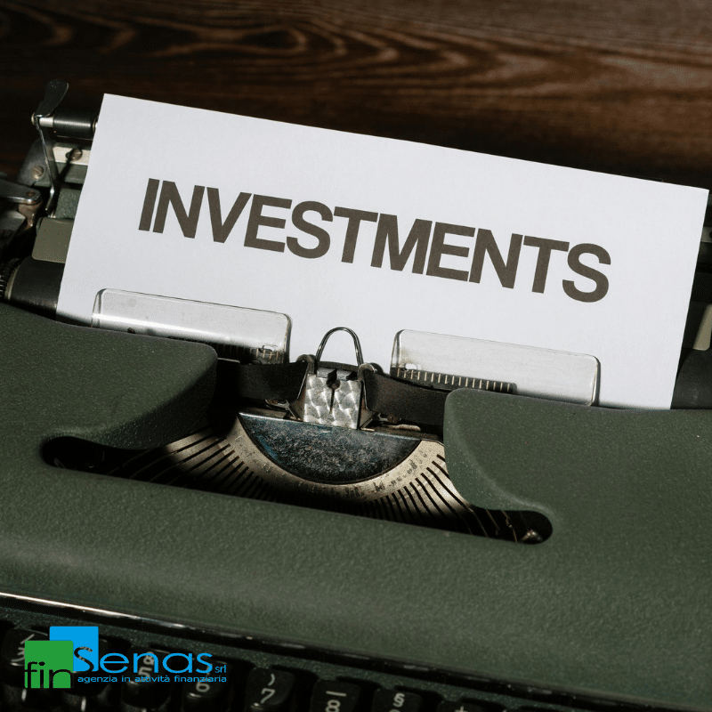 Perché molte aziende non riescono a investire anche se hanno lavoro Un foglio con la scritta "INVESTMENTS" è inserito in una macchina da scrivere. L'immagine evoca il tema degli investimenti aziendali, con un riferimento al passato e al presente.