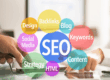 Tablet con icone SEO come social media, contenuti e parole chiave, simbolo delle strategie per acquisire clienti online.