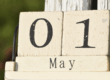 Calendario con data 1° maggio in evidenza, simbolo delle festività retribuite in busta paga.