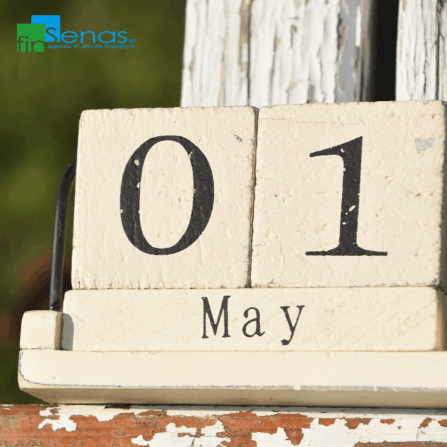 Festività in busta paga come vengono gestite il 25 aprile e il 1° maggio Calendario con data 1° maggio in evidenza, simbolo delle festività retribuite in busta paga.