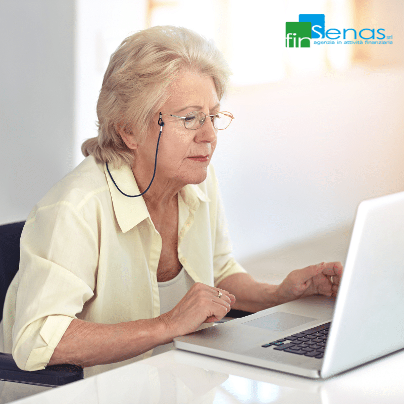 Lavorare in pensione quando è davvero possibile cumulare reddito e assegno Donna anziana usa un laptop per informarsi su come cumulare reddito e pensione, simbolo della gestione dei diritti pensionistici.