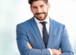 Professionista sorridente in abito formale, simbolo di un approccio professionale al noleggio operativo rispetto all’acquisto.