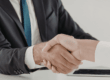 Stretta di mano tra un consulente e un cliente in ambito aziendale, simbolo di accordo per investimenti agevolati e risparmio fiscale.