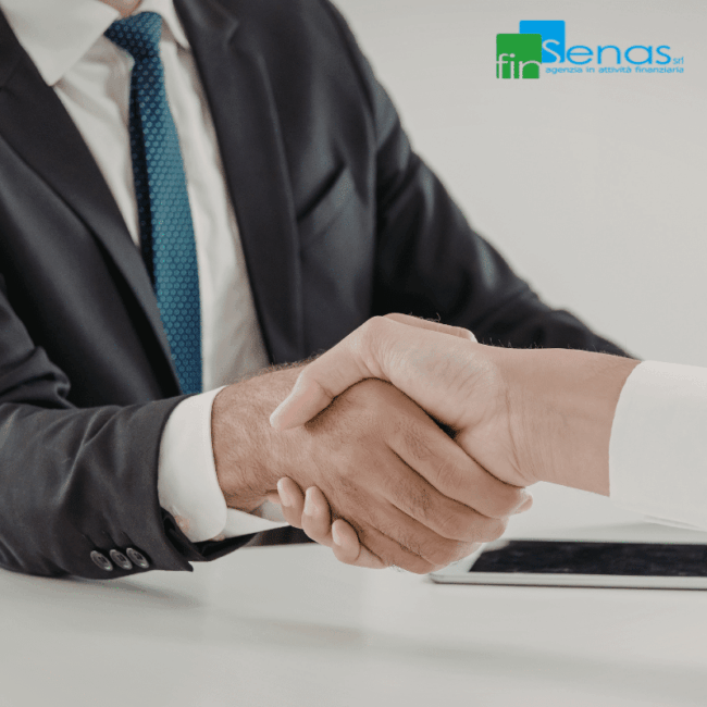 Stretta di mano tra un consulente e un cliente in ambito aziendale, simbolo di accordo per investimenti agevolati e risparmio fiscale.