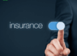 Mano che attiva un interruttore digitale con scritta “insurance”, simbolo dell’assicurazione obbligatoria nella cessione del quinto.