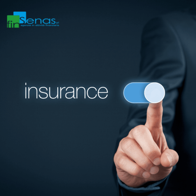 Assicurazione obbligatoria nella cessione del quinto breve guida completa Mano che attiva un interruttore digitale con scritta “insurance”, simbolo dell’assicurazione obbligatoria nella cessione del quinto.