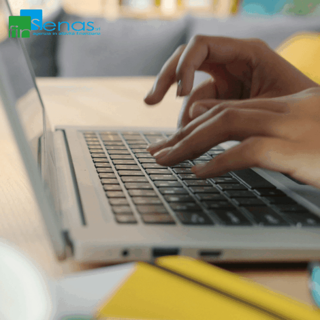 Delegazione di pagamento come funziona il prestito trattenuto in busta paga Persona che digita su un computer portatile, rappresentando l’uso della delegazione di pagamento, prestito trattenuto direttamente in busta paga.