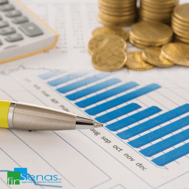 Educazione finanziaria in Italia dove siamo e perché è cruciale iniziare subito Grafico finanziario con monete, calcolatrice e penna su documenti economici, immagine dedicata all’educazione finanziaria e alla gestione del denaro.
