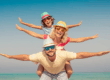 Famiglia sorridente in spiaggia con pose divertenti, simbolo delle vacanze finanziate a rate.