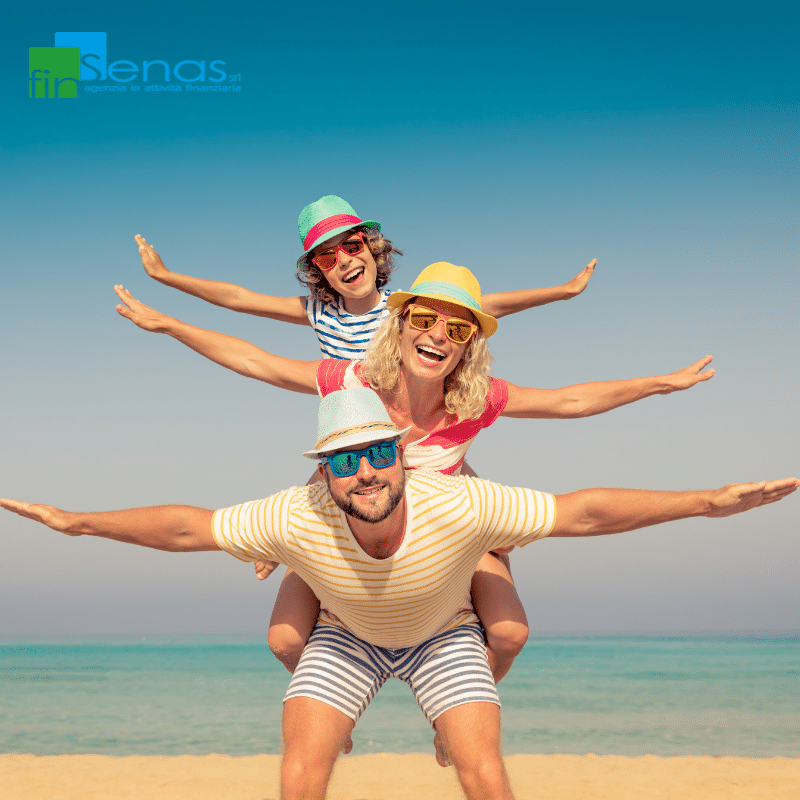 Vacanze a rate sempre più Italiani scelgono il prestito per andare in ferie Famiglia sorridente in spiaggia con pose divertenti, simbolo delle vacanze finanziate a rate.