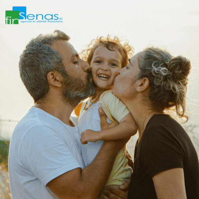 Assegno Unico figli 2026 perché il 30 giugno è una data importante Genitori che baciano il loro bambino sorridente all’aperto, immagine rappresentativa dell’Assegno Unico per figli nel 2026.