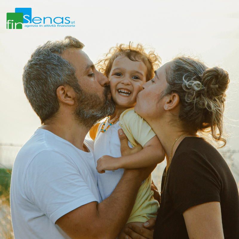 Assegno Unico figli 2026 perché il 30 giugno è una data importante Genitori che baciano il loro bambino sorridente all’aperto, immagine rappresentativa dell’Assegno Unico per figli nel 2026.