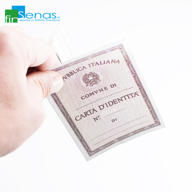 Carta d’identità cartacea proroga e fase transitoria verso la CIE. Cosa cambia Mano che tiene una carta d’identità cartacea italiana, immagine rappresentativa della proroga e della fase transitoria verso la CIE (Carta d’Identità Elettronica).