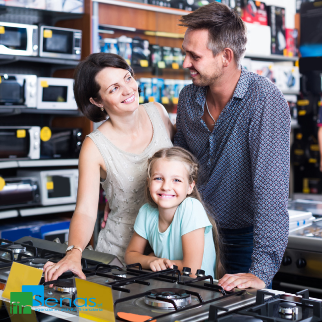 Credito al consumo cos’è, quando conviene e perché può aiutare i fornitori ad aumentare le vendite Famiglia in un negozio di elettrodomestici valuta l’acquisto di un piano cottura tramite credito al consumo.