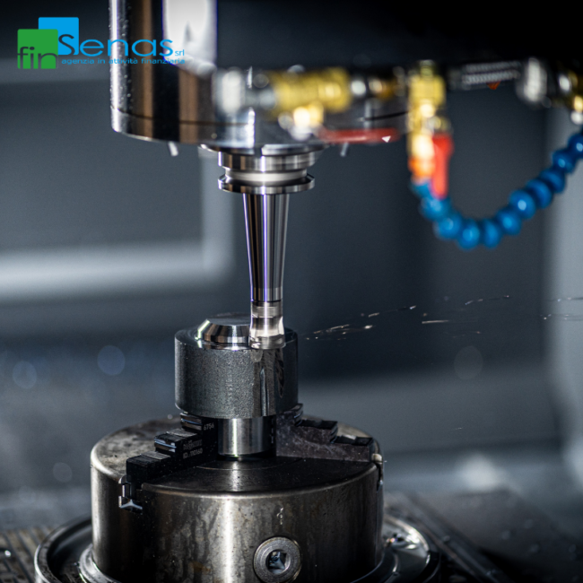 Iperammortamento l’agevolazione che molti imprenditori non conoscono e che può aiutare a investire meglio Macchina utensile CNC in azione che lavora su un pezzo di metallo, immagine rappresentativa dell’iperammortamento e degli investimenti in beni strumentali.