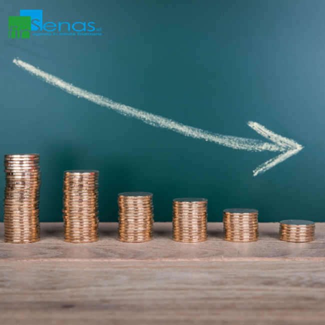 Iperammortamento tutto quello che c’è da sapere per le imprese che investono in beni strumentali Pile di monete decrescenti su un tavolo con una freccia bianca disegnata sullo sfondo, immagine rappresentativa dell’iperammortamento e degli investimenti aziendali in beni strumentali.