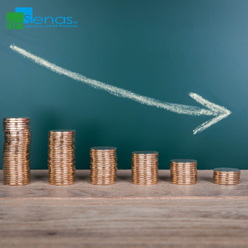 Iperammortamento tutto quello che c’è da sapere per le imprese che investono in beni strumentali Pile di monete decrescenti su un tavolo con una freccia bianca disegnata sullo sfondo, immagine rappresentativa dell’iperammortamento e degli investimenti aziendali in beni strumentali.