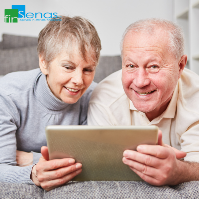 Pensione e pignoramento cosa cambia con la nuova piattaforma INPS Coppia di anziani che guarda un tablet in soggiorno, immagine rappresentativa delle pensioni e dei pignoramenti gestiti tramite la nuova piattaforma INPS.