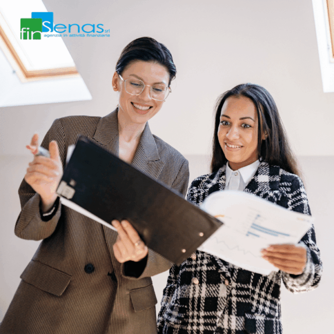 Come posso finanziare la crescita della mia PMI Soluzioni e strategie per investire senza compromettere la liquidità aziendale Due imprenditrici sorridenti discutono documenti e strategie aziendali in ufficio, rappresentando la pianificazione finanziaria per la crescita di una PMI.