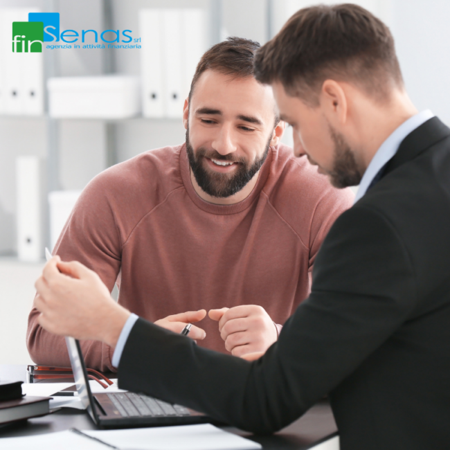 Ho già una cessione del quinto posso chiedere altra liquidità Consulente finanziario e cliente discutono davanti a un computer durante una consulenza sulla cessione del quinto.