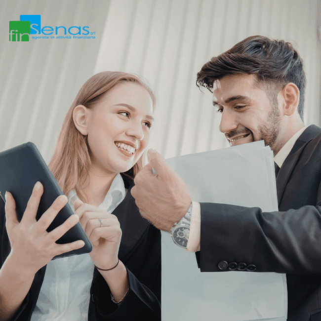 Leasing e Nuova Sabatini come finanziare gli investimenti ottenendo il contributo Due professionisti sorridenti discutono documenti e consultano un tablet, simbolo di consulenza finanziaria e pianificazione degli investimenti.