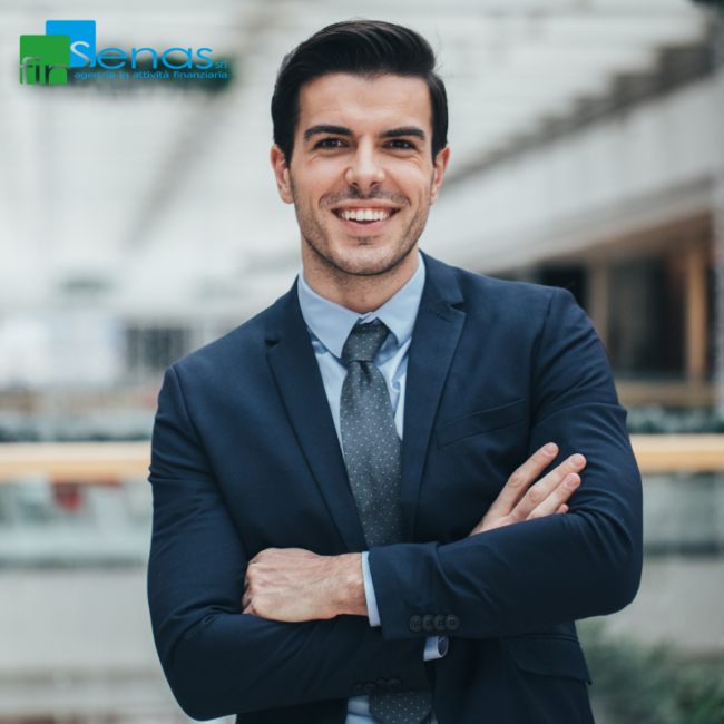 Leasing finanziario una leva strategica per imprese e professionisti Giovane uomo d’affari sorridente con giacca e cravatta con le braccia incrociate, simbolo di fiducia e strategia finanziaria.