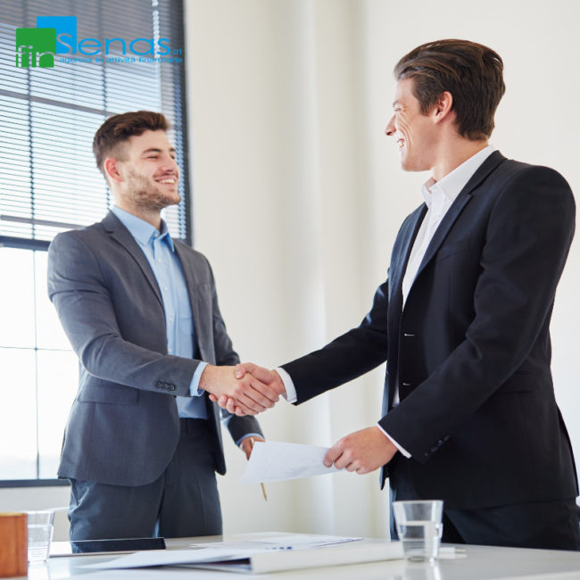 Noleggio operativo B2B una soluzione flessibile per far crescere aziende, professionisti e fornitori Due uomini d’affari si stringono la mano durante una riunione in ufficio, simbolo di accordi di noleggio operativo B2B