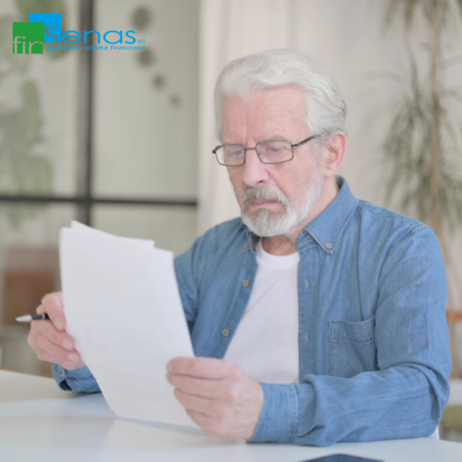Pensione di luglio senza quattordicesima perché non è arrivata Pensionato legge un documento cartaceo per controllare le informazioni relative alla pensione e alla quattordicesima.