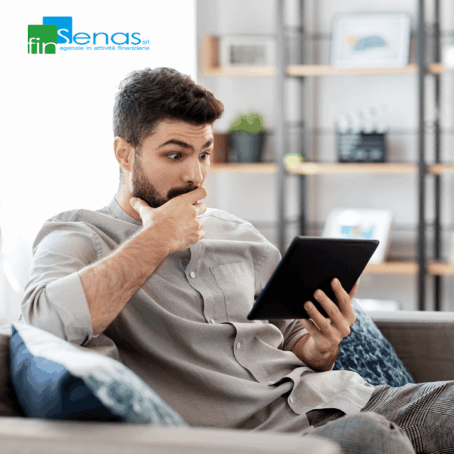 Più richieste di finanziamento insieme Ecco perché possono compromettere l’esito Giovane uomo sorpreso guarda un tablet mentre consulta informazioni sulle proprie richieste di finanziamento.