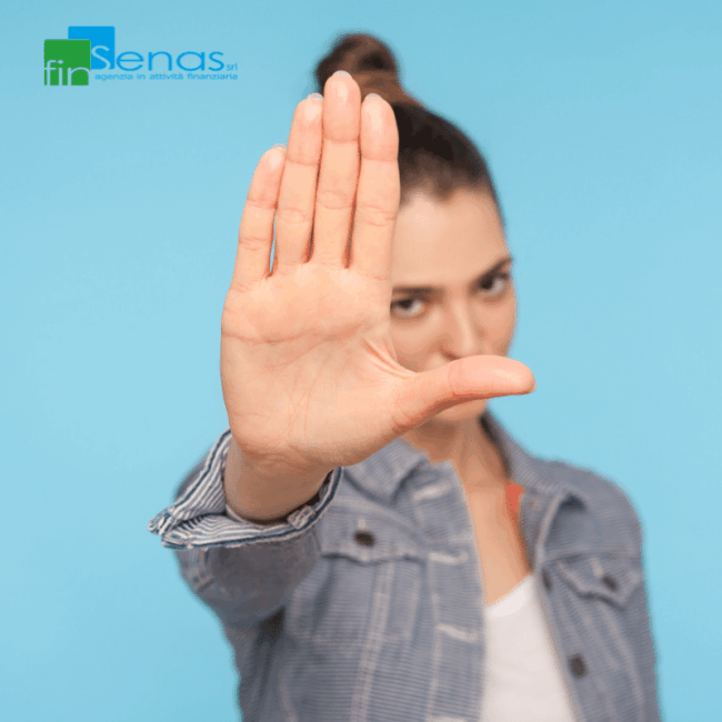 Stop alle cartelle ad agosto 2026 la pausa estiva del fisco non cancella i debiti Donna mostra la mano in segno di stop davanti alla fotocamera, simbolizzando la sospensione temporanea delle notifiche delle cartelle fiscali.