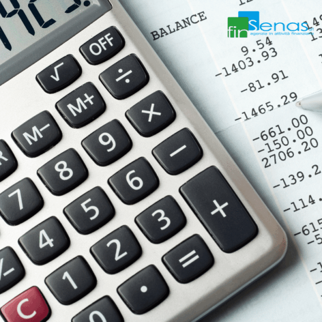 Troppe rate ogni mese Come riunire più finanziamenti in un’unica soluzione Calcolatrice e documenti contabili mostrano il bilancio delle rate mensili dei finanziamenti, evidenziando il concetto di consolidamento debiti.