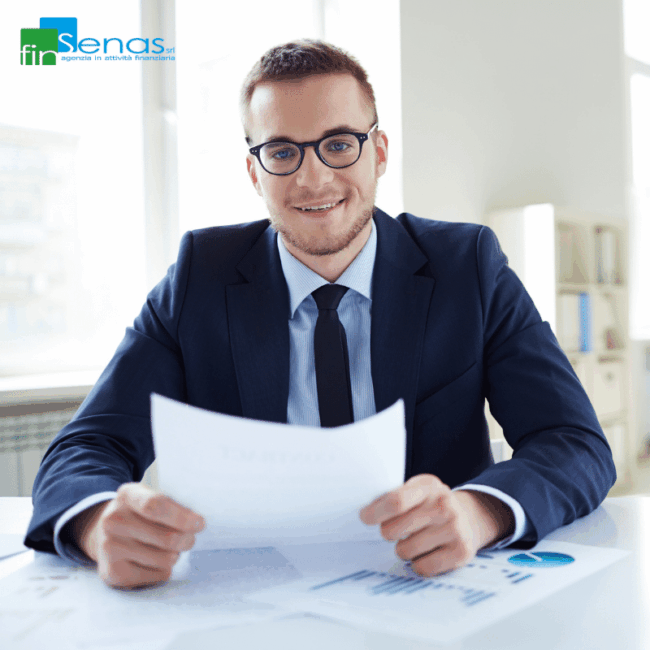 Cessione del quinto il datore trattiene la rata ma non la versa Uomo in abito professionale seduto alla scrivania con documenti finanziari, rappresentando la gestione degli obblighi del datore di lavoro nella cessione del quinto.