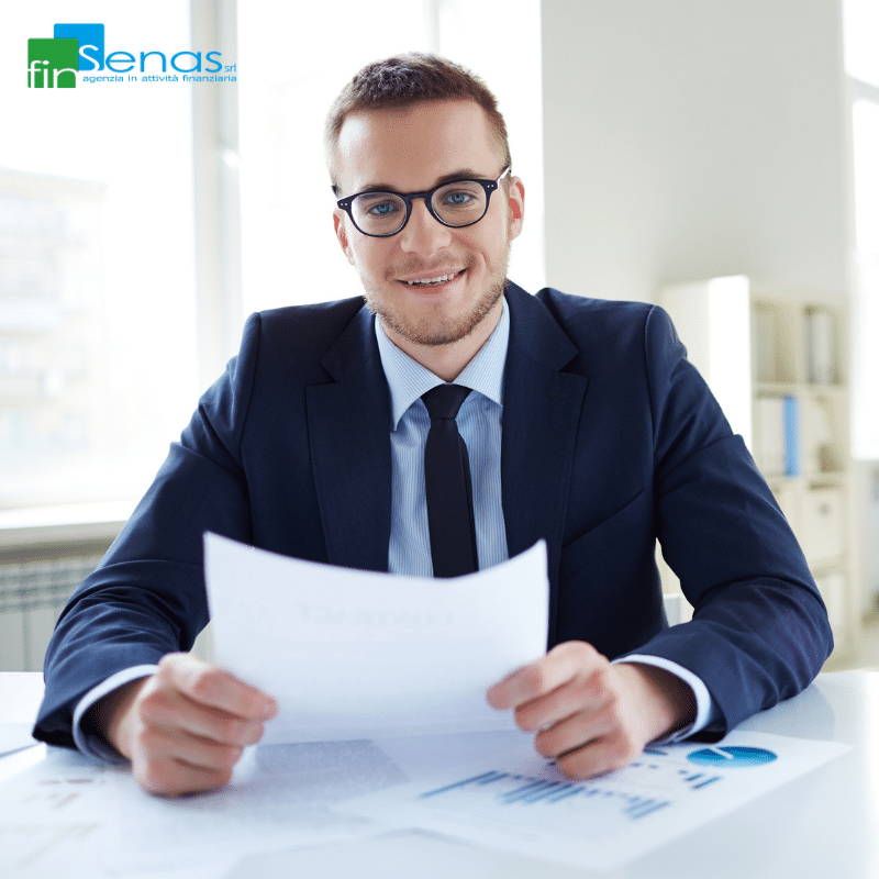 Cessione del quinto il datore trattiene la rata ma non la versa Uomo in abito professionale seduto alla scrivania con documenti finanziari, rappresentando la gestione degli obblighi del datore di lavoro nella cessione del quinto.
