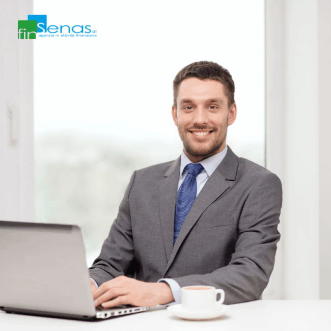 Cessione del quinto quali obblighi ha il datore di lavoro e cosa rischia Professionista seduto alla scrivania con computer portatile, rappresentando gli obblighi del datore di lavoro nella gestione della cessione del quinto.