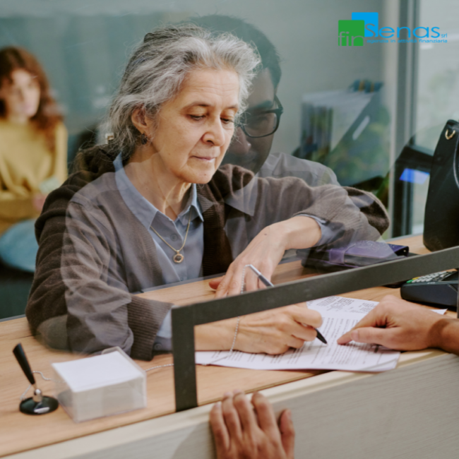Desertificazione bancaria in Campania imprese e cittadini sempre più lontani dagli sportelli Persona anziana firma documenti allo sportello di una banca assistita da un operatore.