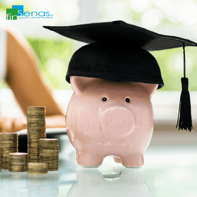 Educazione finanziaria perché è importante capire la finanza e gestire meglio il denaro Salvadanaio a forma di maialino con cappello da laurea accanto a monete, rappresentando l’importanza dell’educazione finanziaria e della gestione consapevole del denaro.