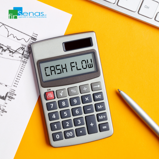 Gestione dei flussi di cassa 5 strategie per proteggere la liquidità aziendale Calcolatrice con la scritta “Cash Flow” accanto a documenti finanziari e grafici aziendali.