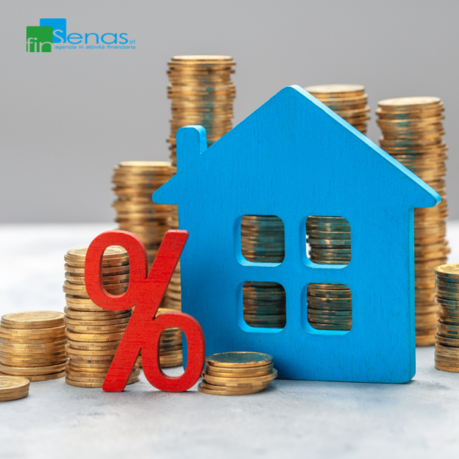 Mutuo casa cosa sapere prima di firmare e come scegliere senza errori Modello di casa in legno circondato da monete e simboli finanziari che rappresentano un mutuo immobiliare.
