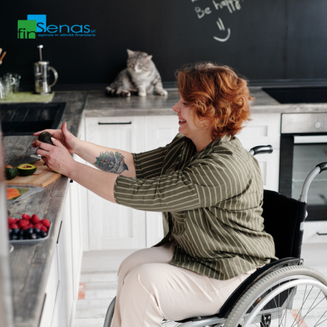 Mutuo prima casa dal 3 agosto 2026 priorità anche per persone con disabilità grave e familiari conviventi Persona con disabilità in carrozzina prepara alimenti in cucina, rappresentando l’accesso alla casa e all’autonomia abitativa.