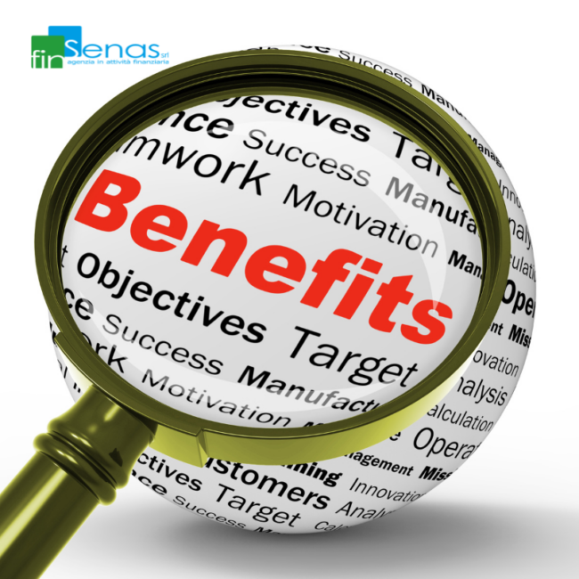 Noleggio operativo per aziende 7 vantaggi per far crescere il business Lente di ingrandimento evidenzia la parola “Benefits” su uno sfondo con termini legati a obiettivi, successo e gestione aziendale.