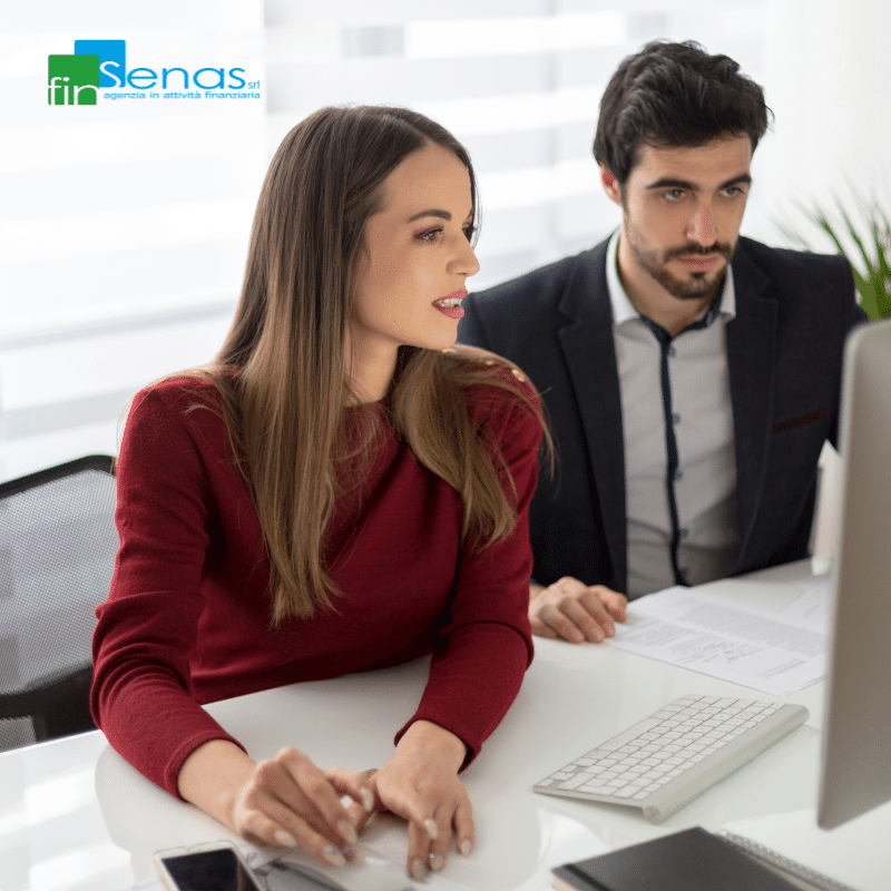 Prestito fai da te perché la rata più bassa non è sempre la scelta migliore Due persone analizzano documenti finanziari davanti a un computer durante una consulenza, rappresentando la valutazione consapevole di un prestito personale.